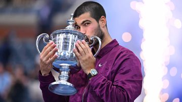 alcaraz-us-open-2025-final-trophy-1