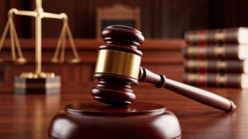 martelo-e-balanca-da-justica-na-sala-do-tribunal_23-2151998155